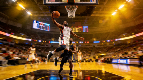 篮球馆内球员突破上篮的 NBA 比赛画面