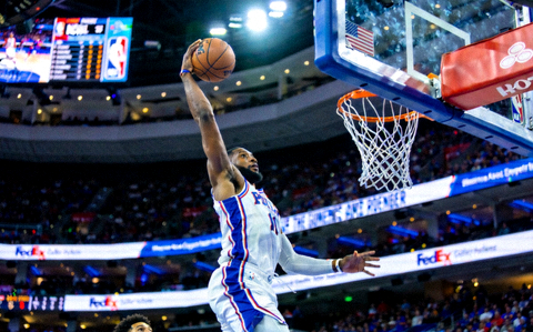 NBA 篮球馆内球员上篮得分的比赛画面